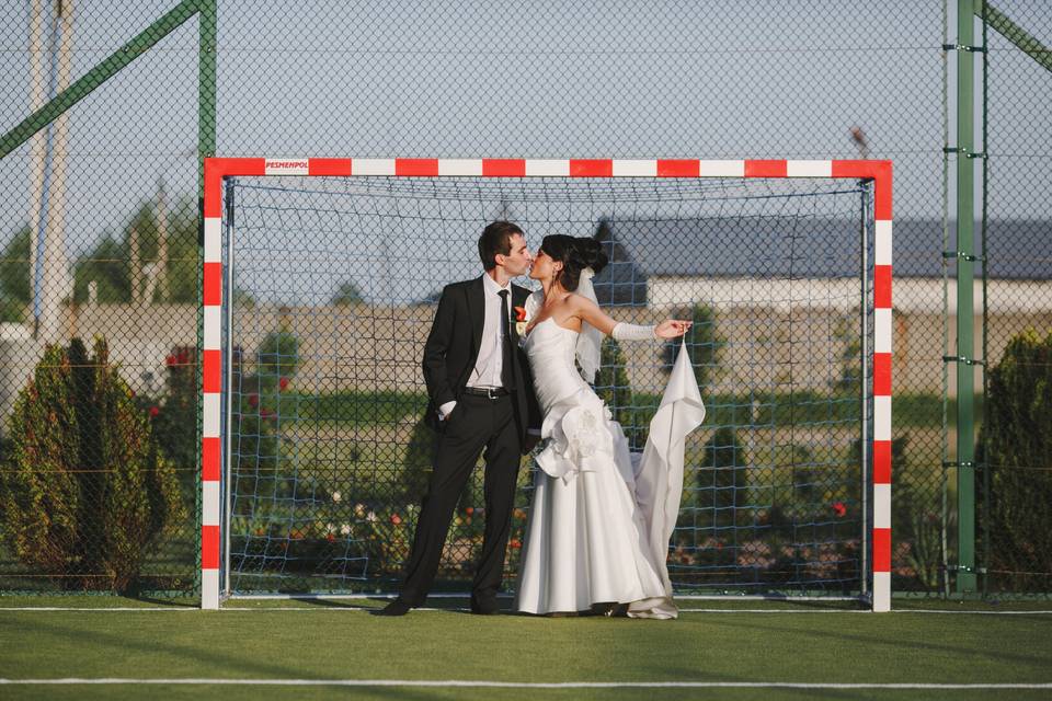 couple qui s'embrasse dans un goal de football, mariage et coupe du monde 2026