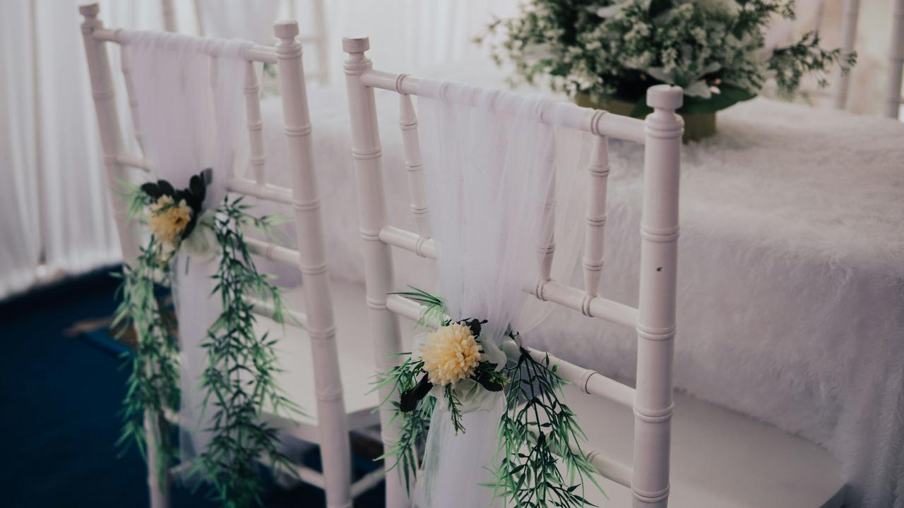 chaise mariage décoration fleur jaune beurre