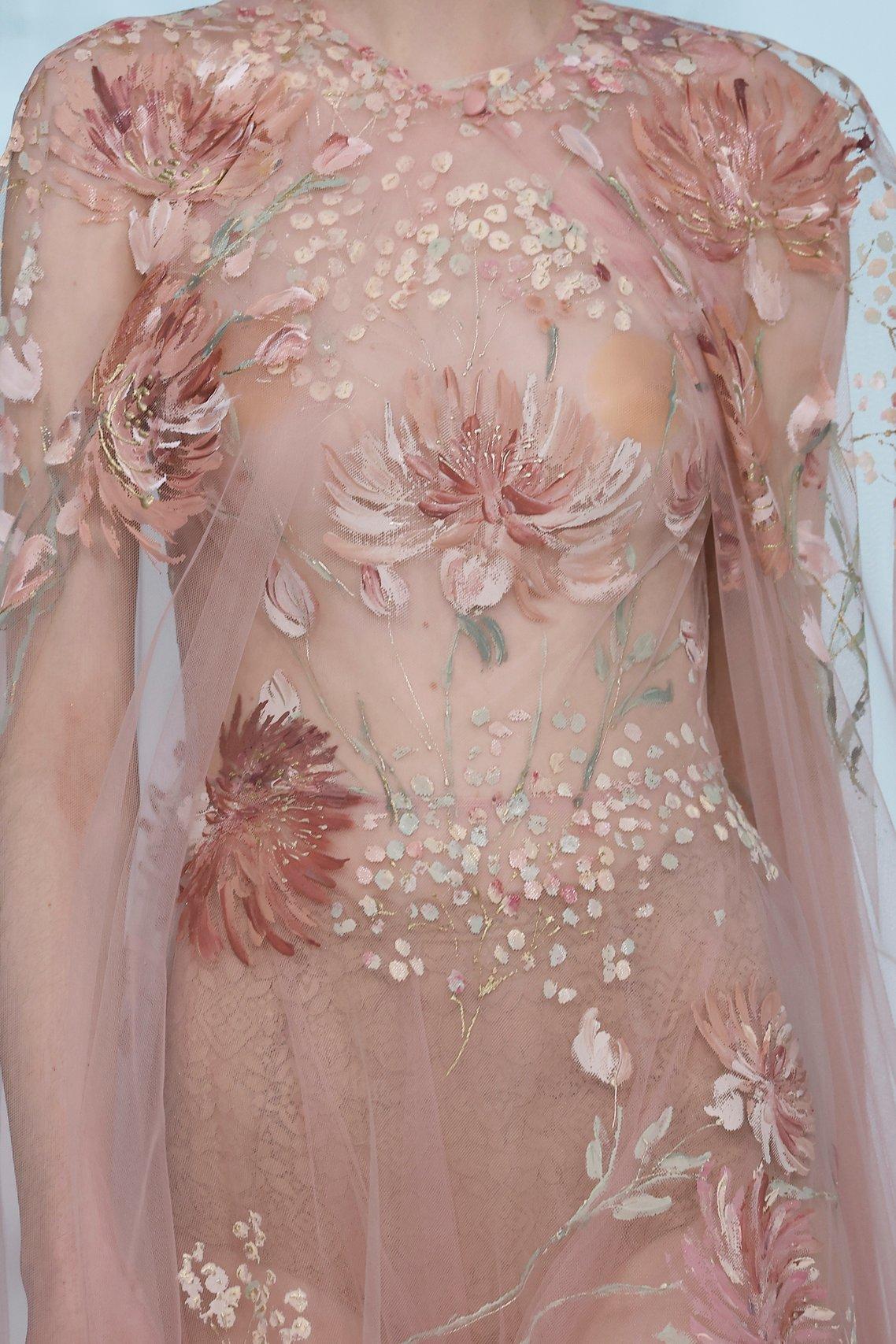 peinture a meme la robe de mariée, fleurs peintes a la main sur la robe, tendance 2027