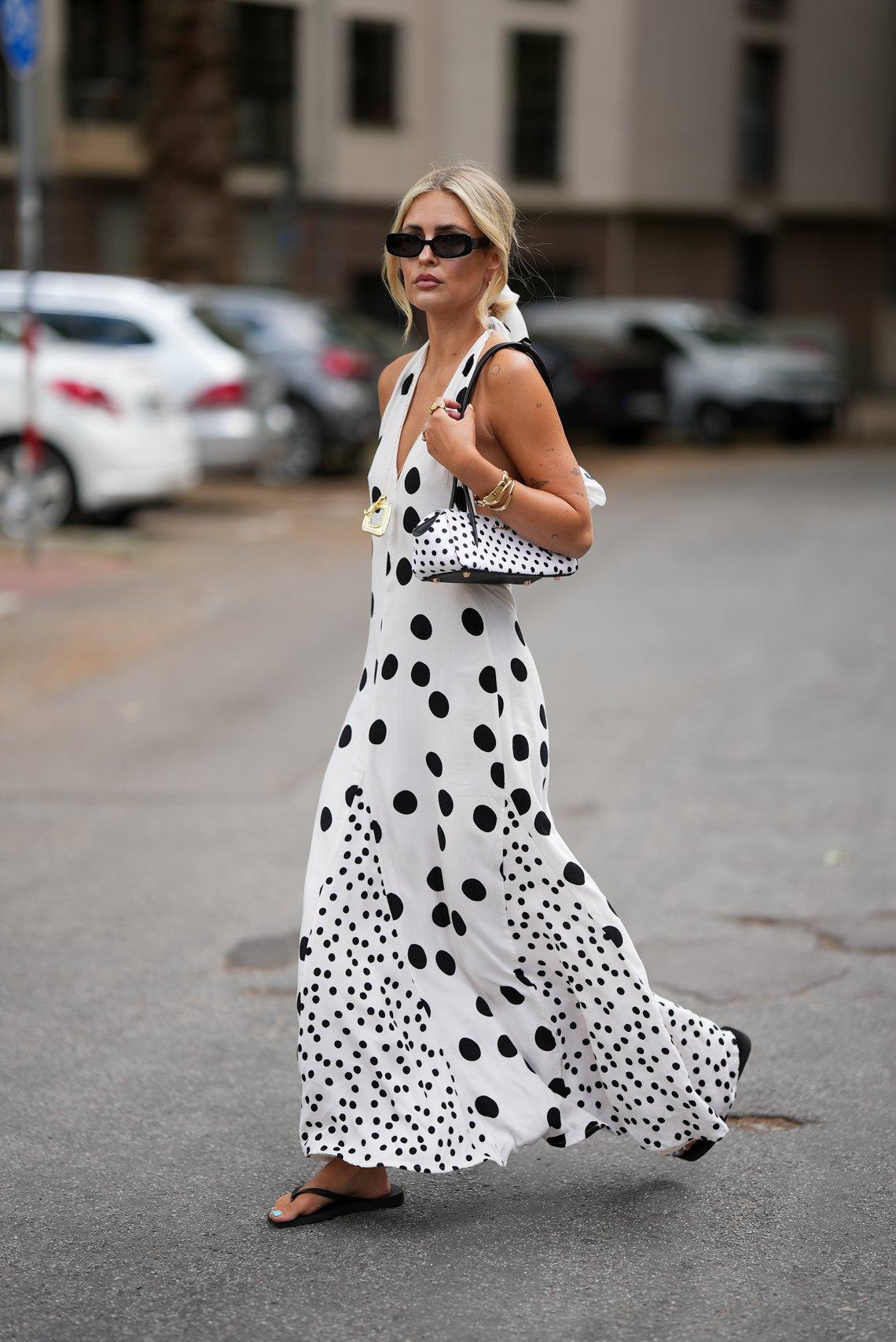 julia kammerer, robe d'été fluide blanche à pois noirs