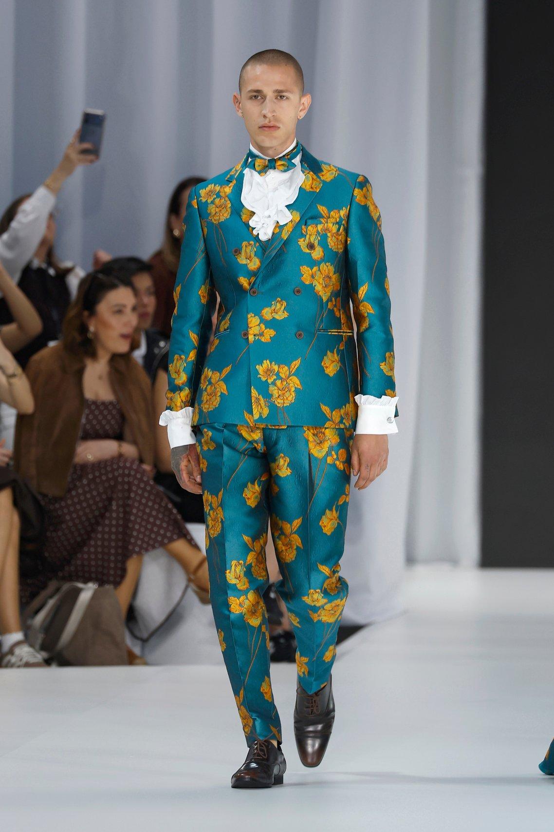 costume de marié bleu canard, jaune et blanc, inspiration 4 saisons japon, tendance costume mariage 2027