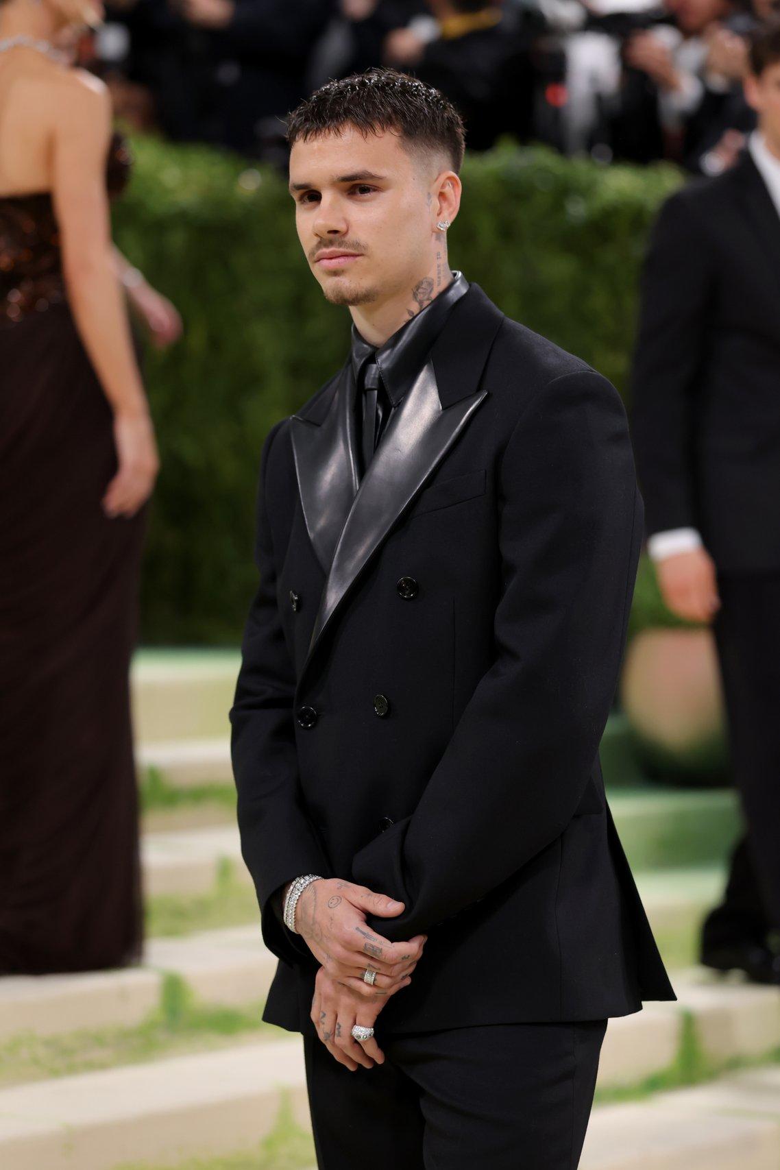 total look noir costume cravate romeo beckham