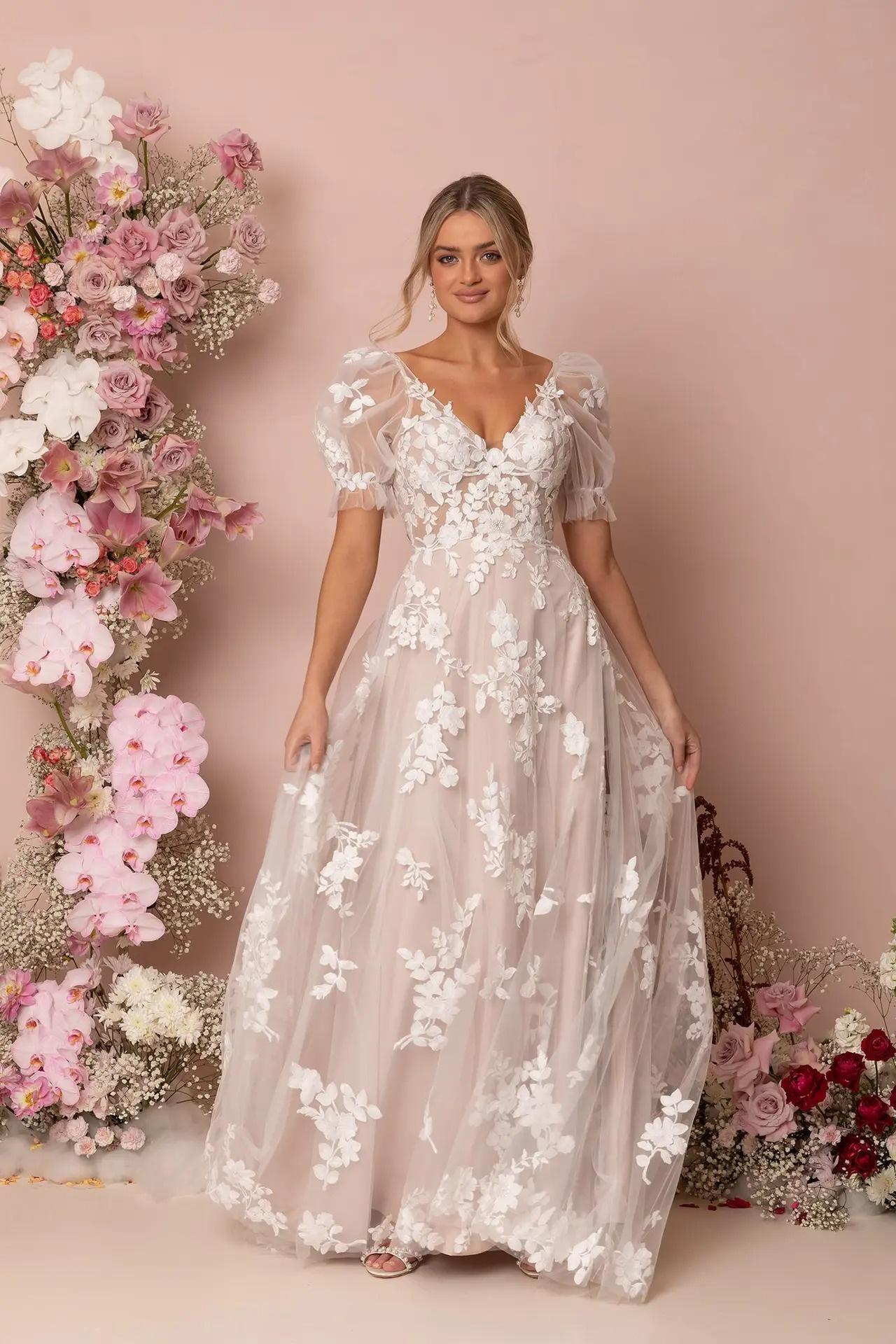 robe de mariée bohème blanche à manches courtes