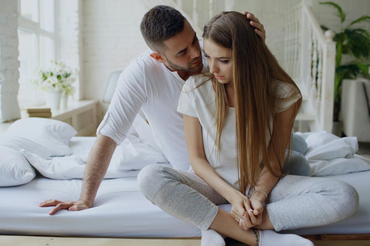 Les phrases préférées des manipulateurs couple assis sur un lit