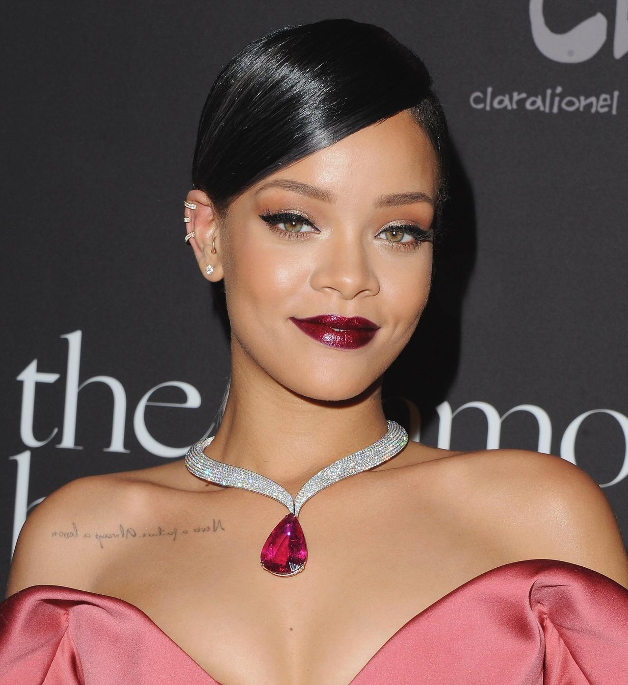 rihanna avec bouche foncée élégante et assumée