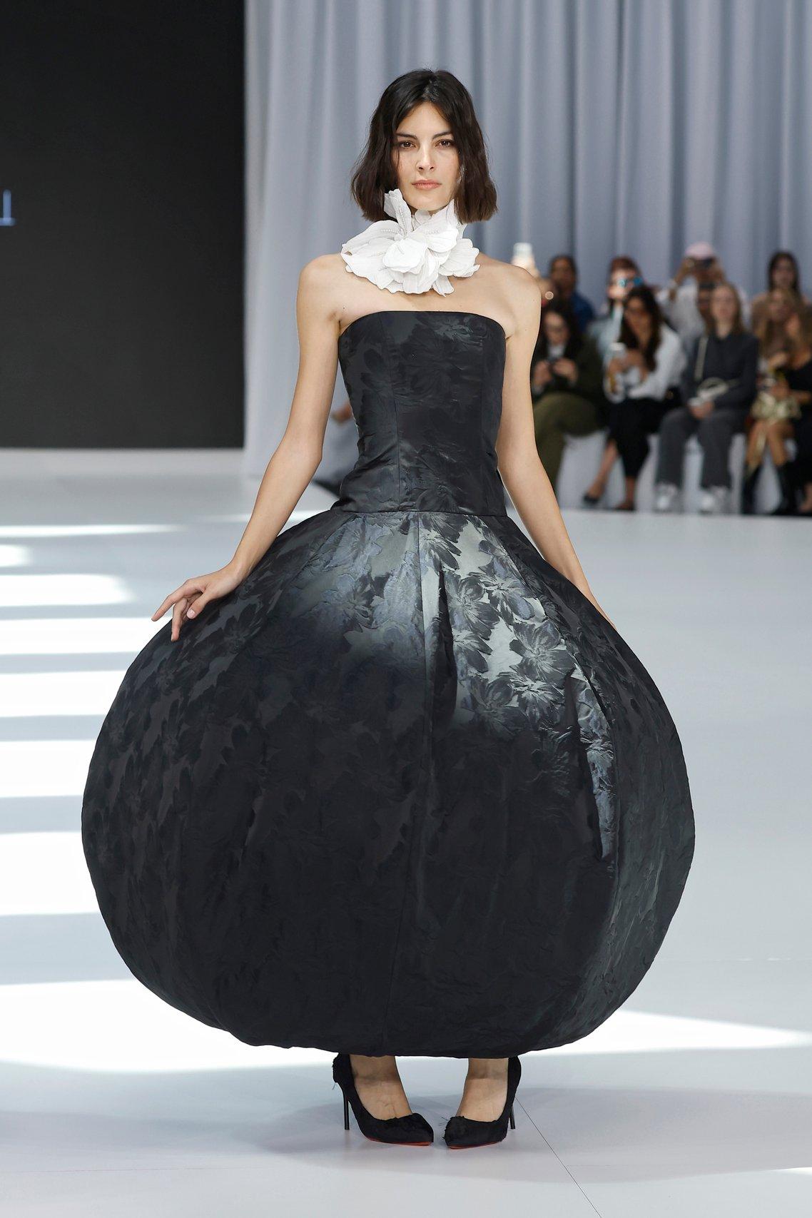 robe de mariée noire avec jupe ballon