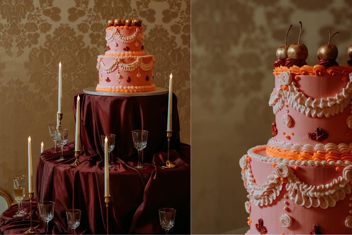 tendance mariage regencycore, gateau Lambeth rose, doré, orange et bordeaux
