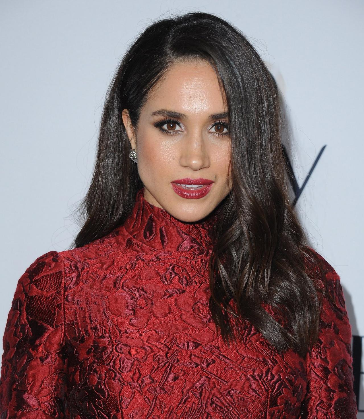 maquillage invitee mariage avec bouche rouge, meghan markle