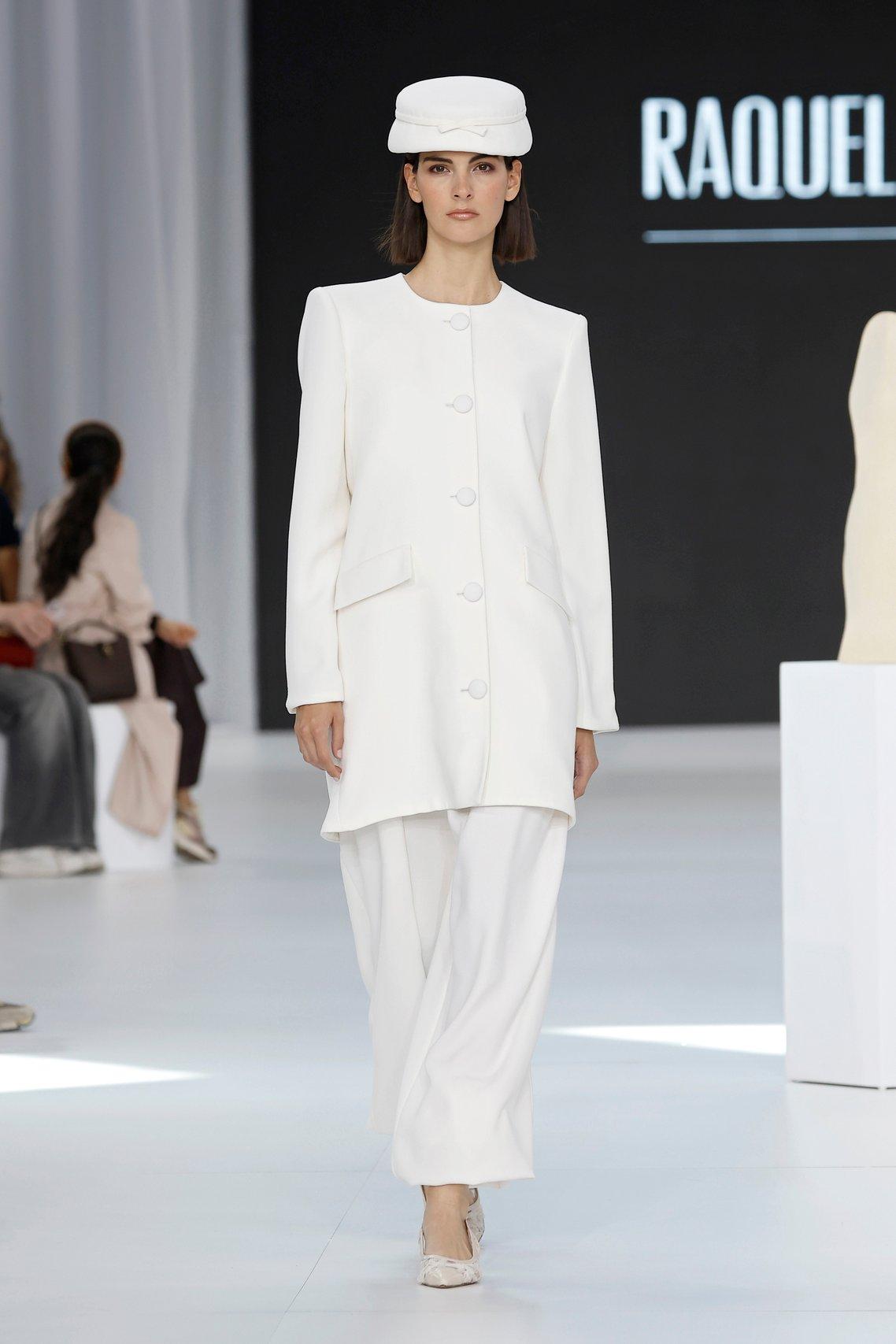 mariée en pantalon avec veste blanche droite semi longue et casquette