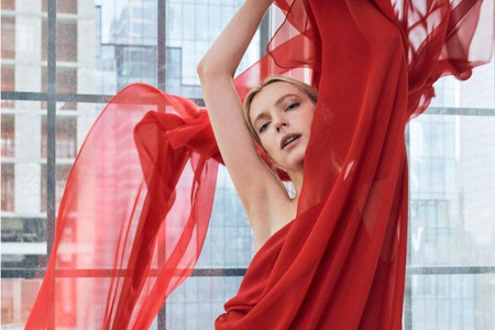 Halston : la série Netflix sur le créateur de mode qui va inspirer votre look d’invitée