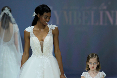 Surjupes et asymétries : les robes de mariée Cymbeline 2023 créent les nouvelles tendances !