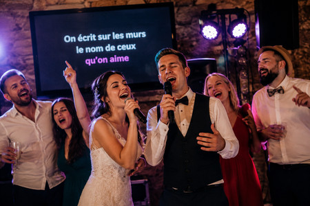 Top 115 des meilleures chansons de karaoké pour votre mariage : les incontournables, faciles et festives 