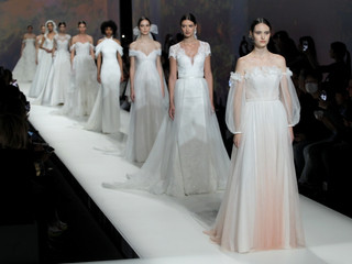 Tendances robe de mariée 2023 vues à la Barcelona Bridal Fashion Week