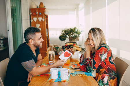 75 questions « Qui est le plus susceptible de » pour une soirée complice en couple 