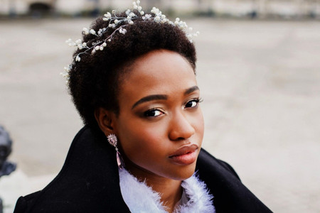 Cheveux courts afro : 8 accessoires de coiffure pour mariage