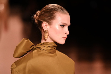 La coiffure d’invitée qui tient toute la journée (et résiste à la chaleur)