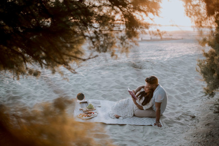 Ces 10 livres à lire en couple cet été pourraient bien renforcer votre relation