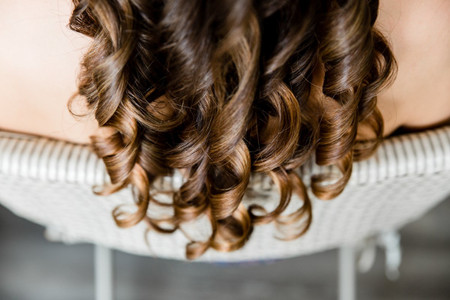 Cheveux bouclés : 6 soins recommandés par les experts pour les sublimer avant le mariage