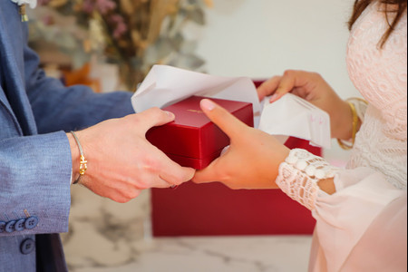 5 cadeaux de fiançailles pour femme précieux : parce qu'elle est votre trésor !