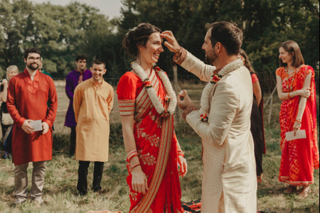 La mariée en sari : une tenue magique selon les légendes et traditions