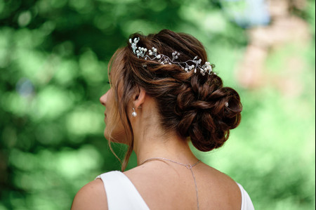 Cheveux mi-longs : 5 options de coiffure avec tresses pour la mariée