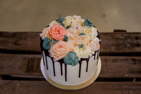 Drip cake de mariage : à la recherche d'un délicieux coulis ? Par ici !