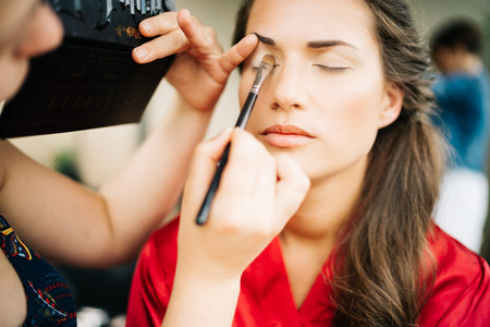 12 produits de maquillage longue tenue pour invitée (ou comment survivre à un mariage d’été)