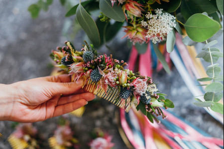 Cap sur les peignes à fleurs pour une coiffure de mariage moderne et romantique !