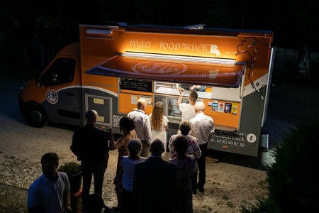 Un food truck à votre mariage ? Une idée aussi originale qu'économique et gourmande !