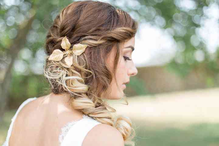 60 idées de coiffures sur le côté pour la mariée