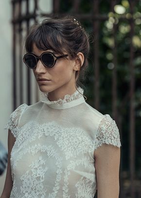 Top Umberto, jupe Verdi, sandales Suzanne nude & lunettes Shelter, Laure de Sagazan