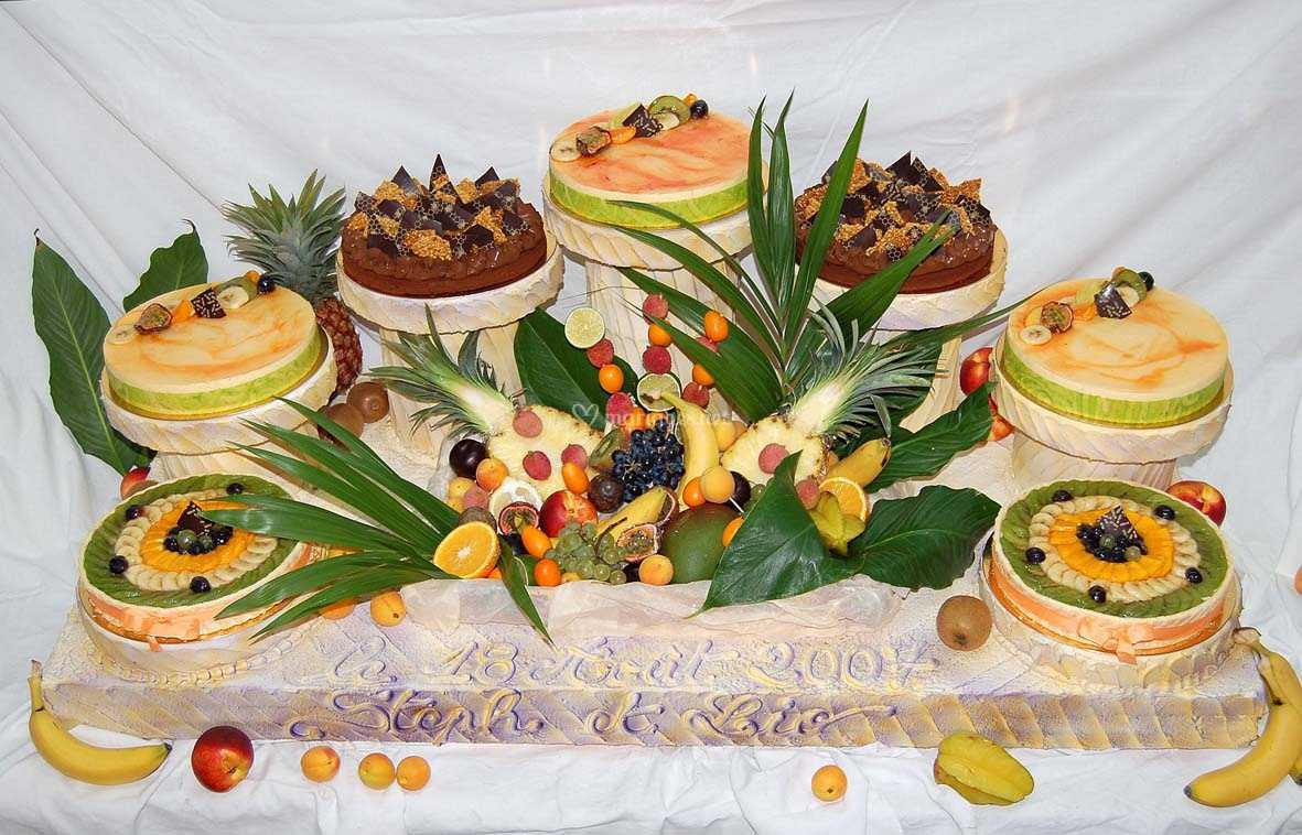 Cascade De Gateaux Avec Decor Fruits Exotiques De Confiserie