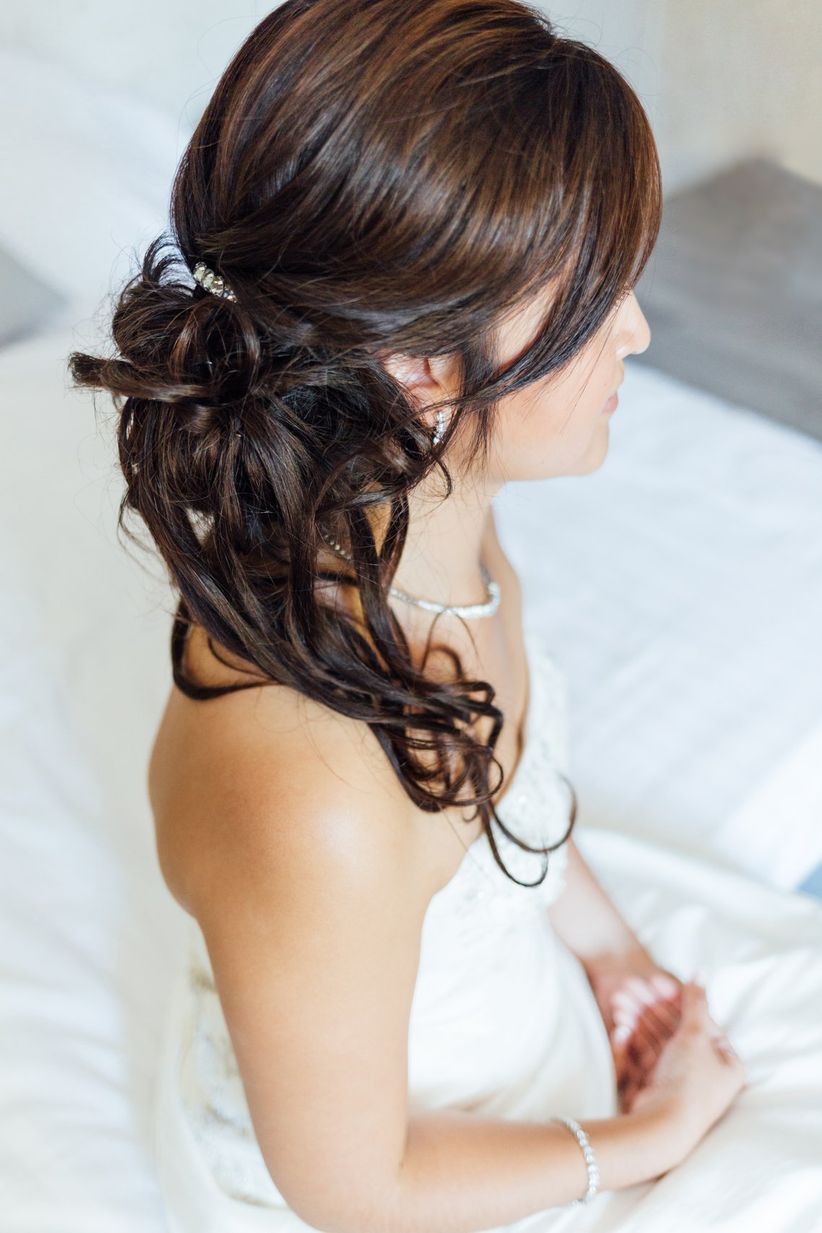 30 idées de coiffures sur le côté pour la mariée