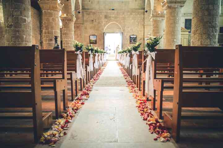décoration florale allée église, fleurs de mariage