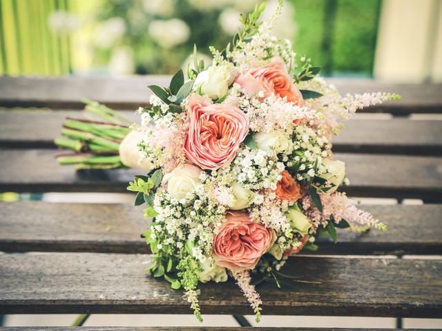 Des fleurs de printemps dans votre bouquet de mariée