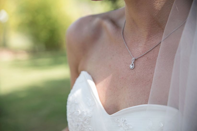 Quels bijoux choisir en fonction du décolleté de la robe de mariée ? 5