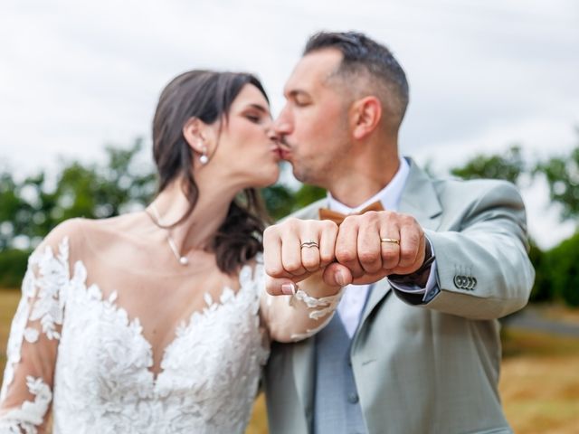 Le mariage de Romain et Amélie à Salt-en-Donzy, Loire 8