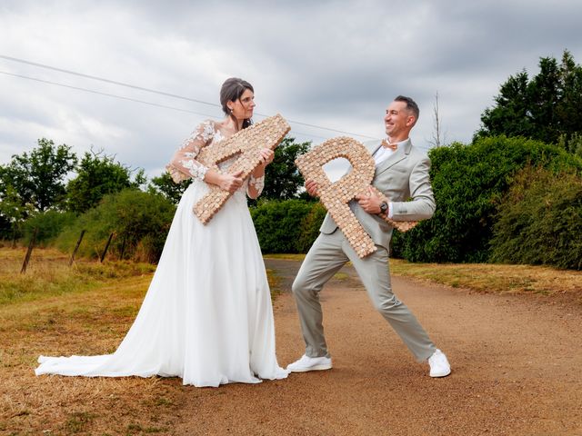 Le mariage de Romain et Amélie à Salt-en-Donzy, Loire 9