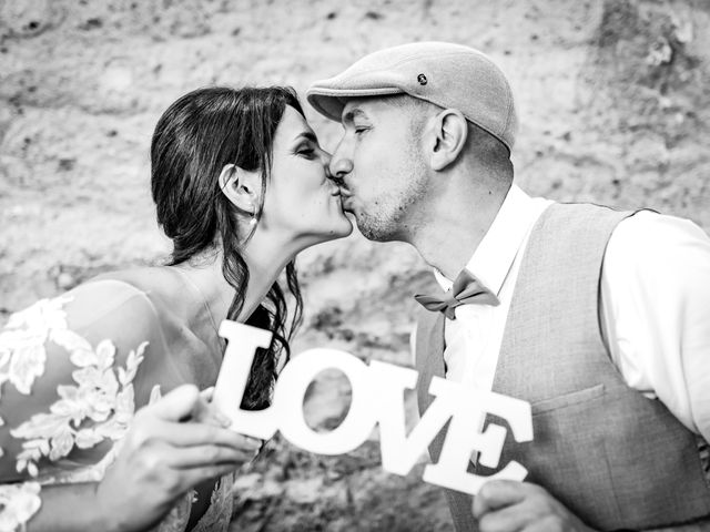 Le mariage de Romain et Amélie à Salt-en-Donzy, Loire 12