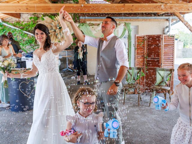 Le mariage de Romain et Amélie à Salt-en-Donzy, Loire 33