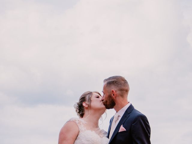 Le mariage de Julien et Aurélie à Aubrives, Ardennes 17