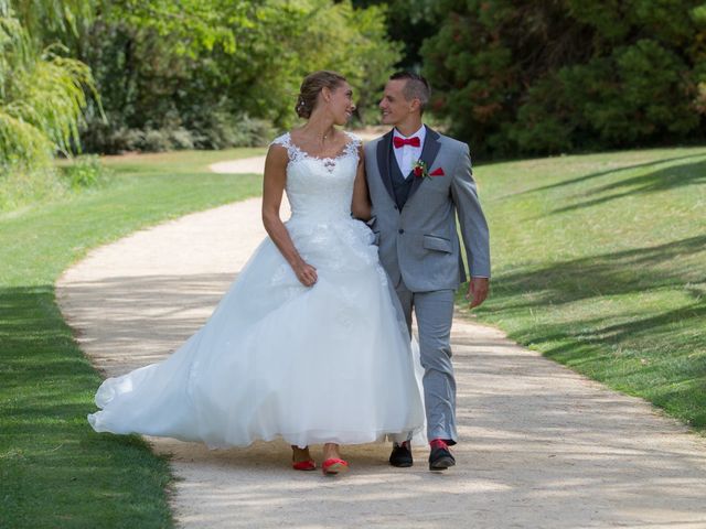 Le mariage de Damien et Marie à Chasseneuil-du-Poitou, Vienne 4