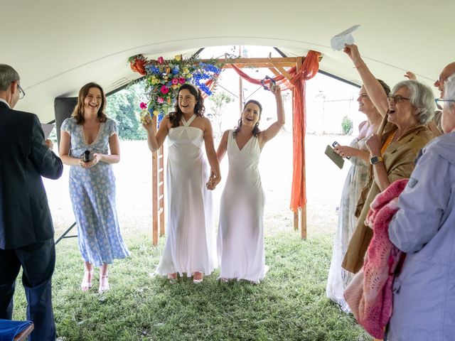 Le mariage de Anna et Pauline à Cours-de-Pile, Dordogne 9