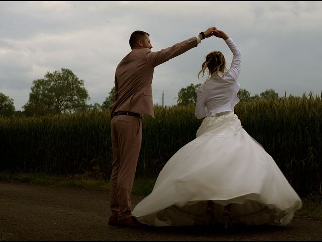 Le mariage de Loïc et Tiffany à Champdieu, Loire 12