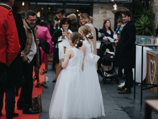 Le mariage de Charles et Victoire à Bohars, Finistère 13