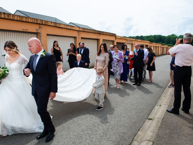 Le mariage de Laura et Matthieu à Neufchef, Moselle 11