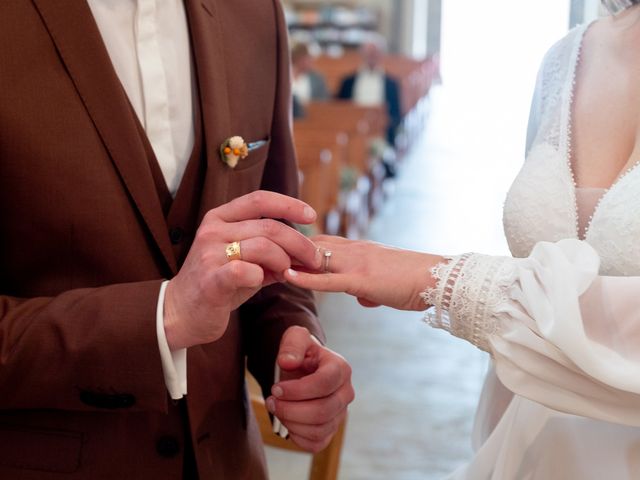 Le mariage de Jérémy et Aurélie à Malafretaz, Ain 17