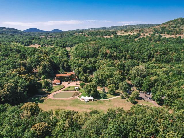 Le mariage de Adrien et Jaquie à Aydat, Puy-de-Dôme 17