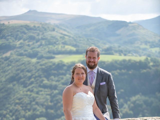 Le mariage de Valentin et Stéphanie à Pléaux, Cantal 15