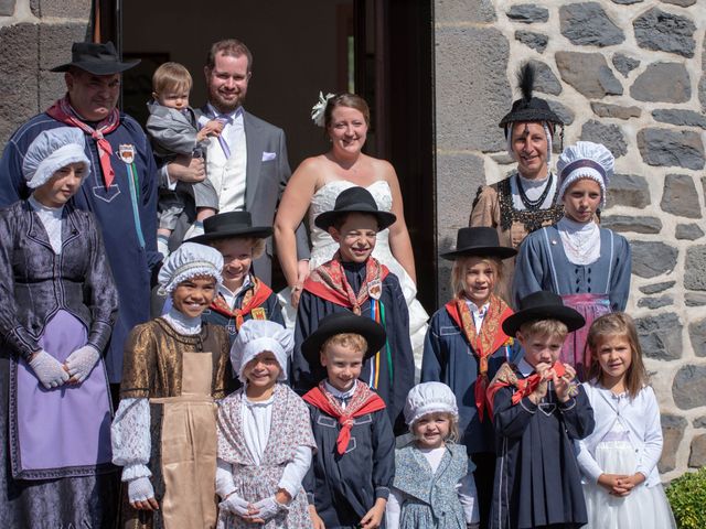 Le mariage de Valentin et Stéphanie à Pléaux, Cantal 27